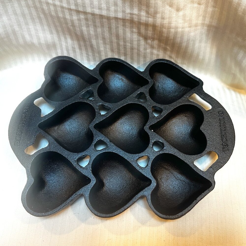 NEW! TECHNIQUE HEART SHAPES PRE SEASONED CAST IRON PAN FOR MUFFINS, COOKIES, ETC